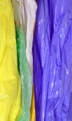 sacchetti di plastica colorati, isolato su sfondo bianco