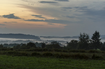 Fototapeta na wymiar panorama z mgłą 