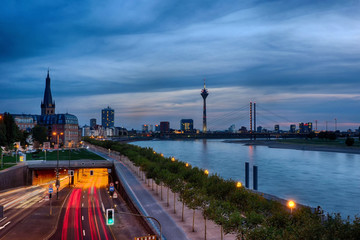 Obraz premium Düsseldorf am Rhein bei Nacht
