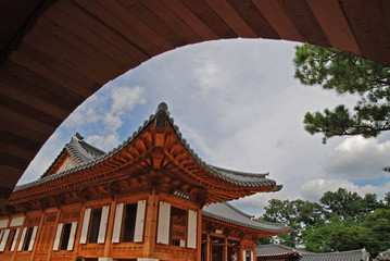 건청궁(사적 제117호)은 전각의 이름으로 경복궁에 안에 있다.  1895년 을미사변이 있기까지 고종황제와 명성황후의 거처로 사용되었고 민비시해와 방화로 소실 되었다가  2007년 복원되었다.. 