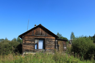 Заброшенная изба в Костромской области