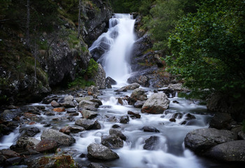 Fototapeta premium waterfall dark 1