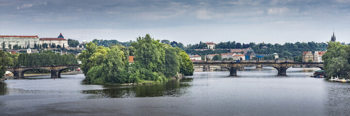 Fototapeta na wymiar view of the river and bridge in Prague