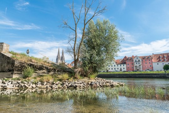 Niedriger Wasserpegel der Donau mit Blick auf den Dom in Regensburg, Deutschland