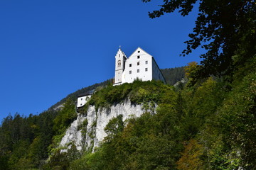 Fototapeta na wymiar Kloster St. Georgenberg in Tirol