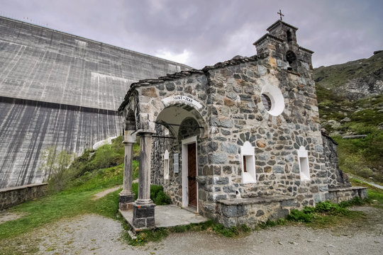 At the feet of the Grande Dixence Dam (the tallest gravity dam in the world and tallest dam in Europe) we find a chapel, the Chapel Saint-Jean 