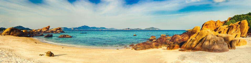 Fototapeta premium Biała, piaszczysta plaża. Wietnam. Panorama