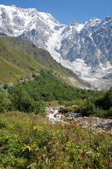 Fototapeta na wymiar Glacier Shkhara près d'Ushguli, Svanétie, Géorgie