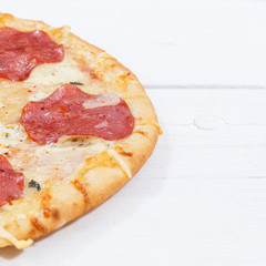 Pizza Salami Quadrat Textfreiraum Copyspace auf Holzbrett