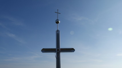 Croce cristiana su cielo azzurro