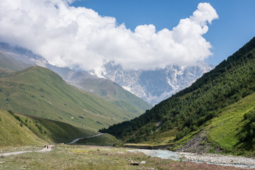 Fototapeta na wymiar Randonnée du glacier Shkhara, Ushguli, Géorgie