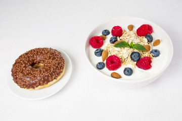 Gesundes Müsli versus Donut, Frühstück Abnehmen Übergewicht