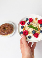 Hand greift nach Essen, Frühstück Entscheidung Übergewicht Abnehmen