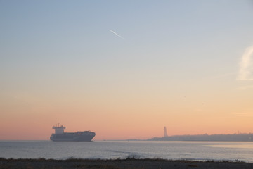 Containerschiff im Morgenaufgang