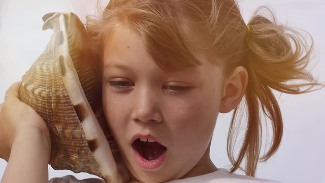 belle jeune fille &eacute;coutant la mer