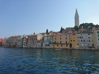Krajobraz Istrii.  Widok pięknych europejskich miejsc odpoczynku w Chorwacja, Rovinj stare miasteczko. - obrazy, fototapety, plakaty