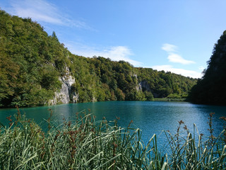 wakacyjny krajobraz pięknych Jezior Plitwickich w Chorwacji to wspaniałe miejsce na relaks.  