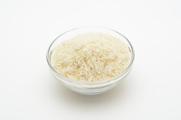 Arroz basmati en un bol de cristal sobre fondo blanco