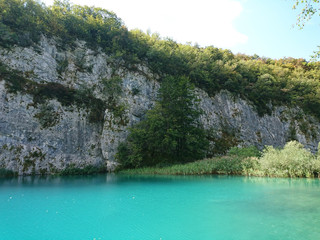 Fototapeta na wymiar wakacyjny krajobraz pięknych Jezior Plitwickich w Chorwacji to wspaniałe miejsce na relaks. 