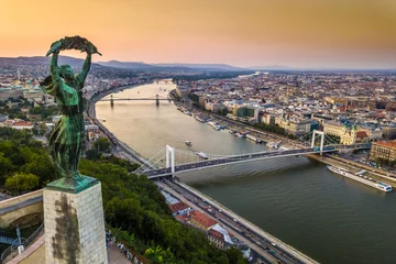 Photo sur Plexiglas Széchenyi lánchíd Budapest, Hongrie - La Statue hongroise de la liberté au lever du soleil avec le pont Elisabeth et le pont à chaînes Szechenyi et les toits de Budapest en arrière-plan