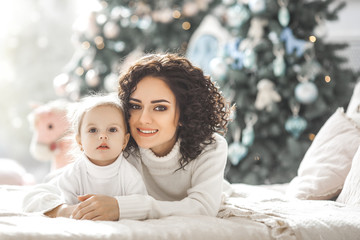 Obraz premium Cheerful family near the Christmas tree