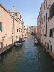 Widok na historyczną architekturę i kanał między antycznymi budynkami w Wenecja, Włochy podczas radosnych wakacji w słonecznym dniu.
