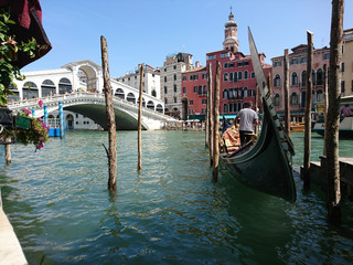 Fototapeta na wymiar Widok na historyczną architekturę i kanał między antycznymi budynkami w Wenecja, Włochy podczas radosnych wakacji w słonecznym dniu. 