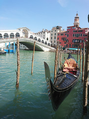 Widok na historyczną architekturę i kanał między antycznymi budynkami w Wenecja, Włochy podczas radosnych wakacji w słonecznym dniu.
 - obrazy, fototapety, plakaty