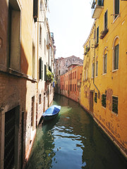 Widok na historyczną architekturę i kanał między antycznymi budynkami w Wenecja, Włochy podczas radosnych wakacji w słonecznym dniu.
