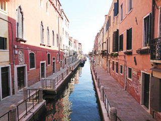 Widok na historyczną architekturę i kanał między antycznymi budynkami w Wenecja, Włochy podczas radosnych wakacji w słonecznym dniu.
 - obrazy, fototapety, plakaty