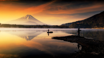 Obraz premium Shoji Silhouette Lake z Fujisan o świcie