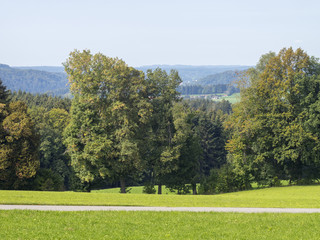 Paysages de Bavière. Vues sur les collines, prairies verdoyantes et pâturages autour du village de Hundham dans la vallée du Leitzach au pied du Schwarzenberg.