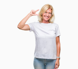 Fototapeta premium Middle age blonde woman over isolated background smiling and confident gesturing with hand doing size sign with fingers while looking and the camera. Measure concept.
