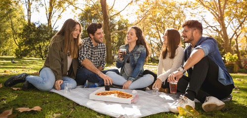 Friends eating pizza