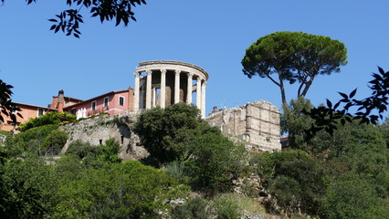 Fototapeta na wymiar Tivoli Villa Gregoriana Tempio della Sibilla