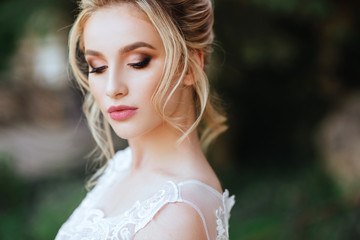 Naklejka premium Fashion portrait of a beautiful bride