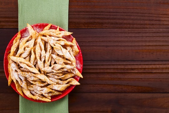 Frische knusprige Faworki polnische oder Calzones Rotos Chilenische 
Pl&auml;tzchen, Textfreiraum an der Seite