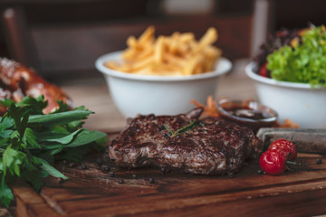 Steak vom Grill BBQ kross gegrillt mit french fries und Salat