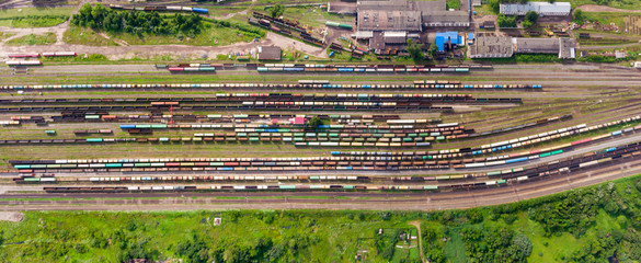 Fototapeta premium Gałęzie kolei na stacji rozrządowej, wiele wagonów towarowych z wysokości
