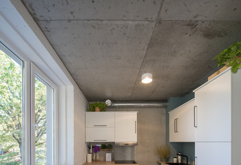Fototapeta na wymiar Concrete ceiling and lighting in a modern apartment. Concrete style in the apartment.