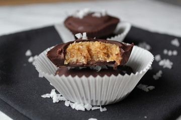 Dattel Taler mit dunkler Kuvertüre 