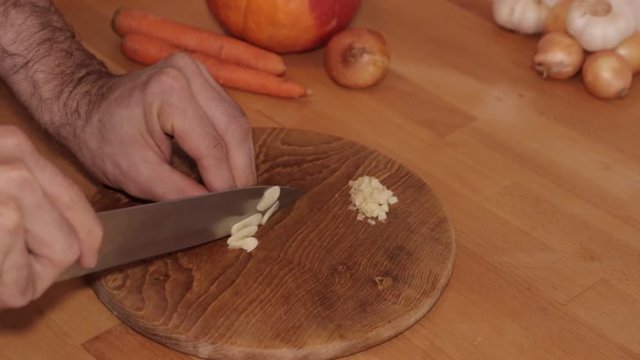 Slicing garlic (male hands, big slices)