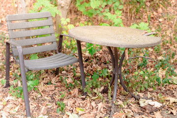 Tisch und Stuhl der Witterung ausgesetzt
