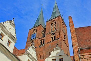 Fototapeta na wymiar Stendal: Kirchtürme der Marienkirche (14. Jh., Sachsen-Anhalt)