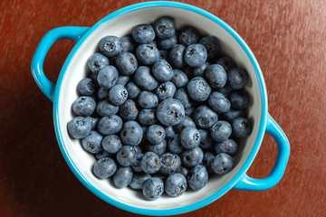 blueberries in a plate on the table