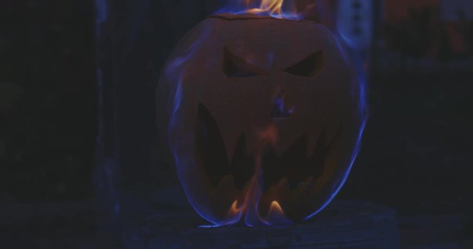 Halloween K&uuml;rbis brennt 