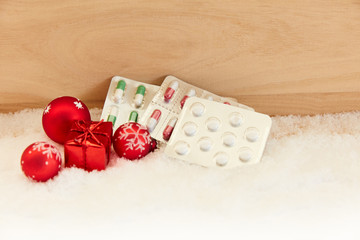 Fototapeta na wymiar Medikamente zu Weihnachten als Geschenk