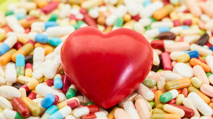 Fototapeta na wymiar Herz auf Medikamenten als Gesundheit Konzept