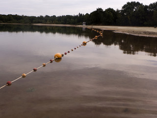 An einem Badesee in der Nähe von Schüttorf ist der Bereich für Schwimmer und Nichtschwimmer mit...