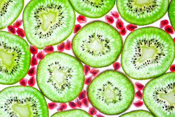 Durchleuchtete Kiwis und Granatapfelkerne